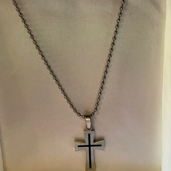 Silver cross necklace - Picture 1 of 2